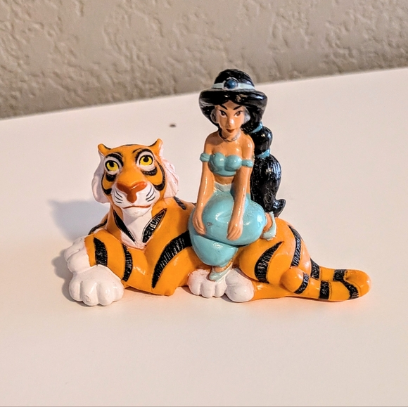 Disney Aladdin and Jasmine Figurine Collection - Picture 2 of 16
